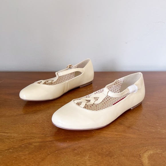 BAIT Footwear • t-strap ballet flats round toe cream ivory patent vegan retro - Picture 11 of 11